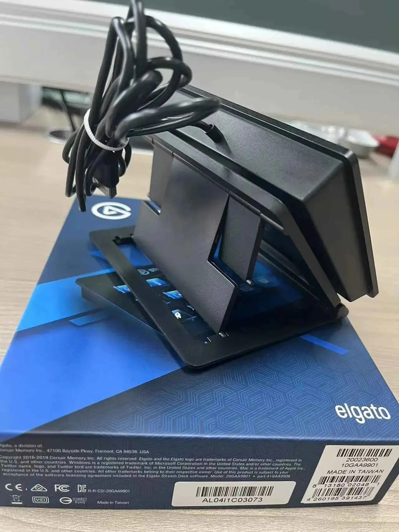 Elgato Stream Deck MK.2/XL - 15/32 LCD Macro Keys for Live Streaming, OBS/YouT/Twitch Control & Plug-Play USB-C Studio Interface