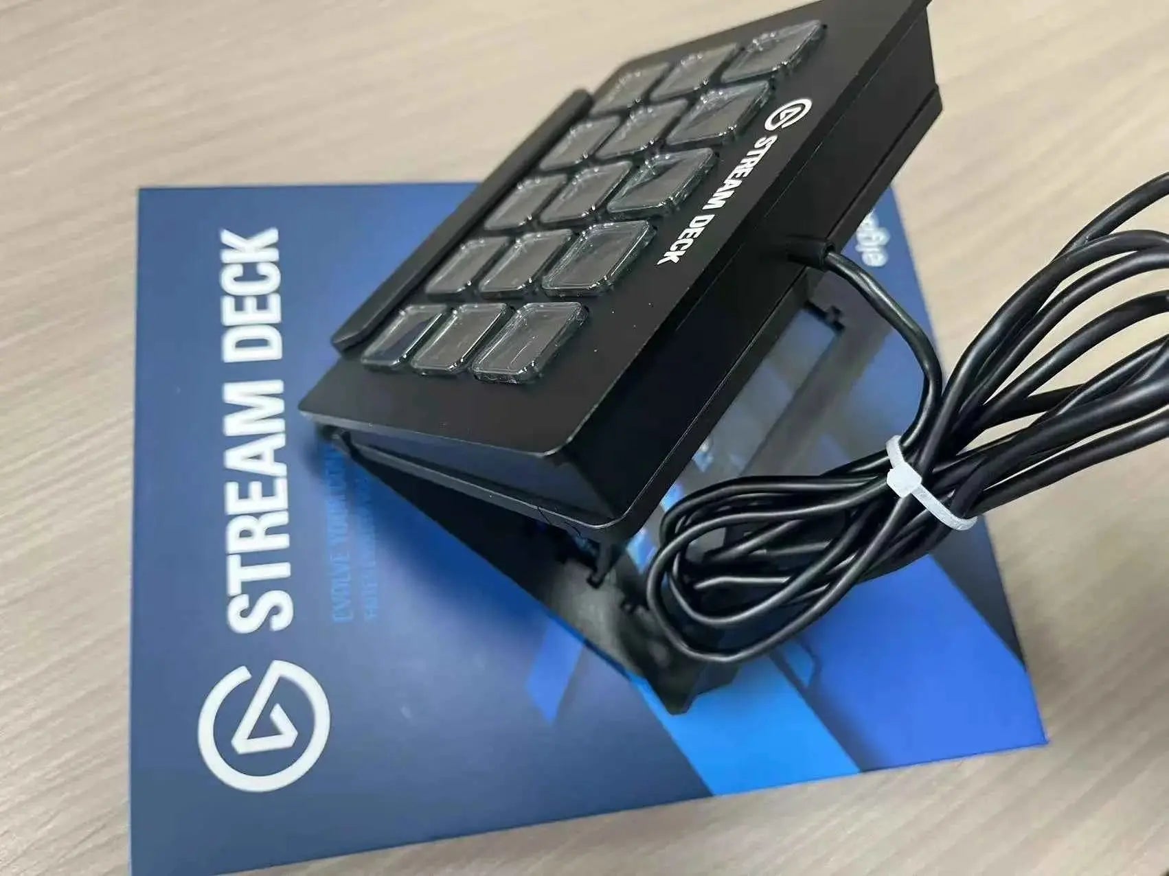 Elgato Stream Deck MK.2/XL - 15/32 LCD Macro Keys for Live Streaming, OBS/YouT/Twitch Control & Plug-Play USB-C Studio Interface